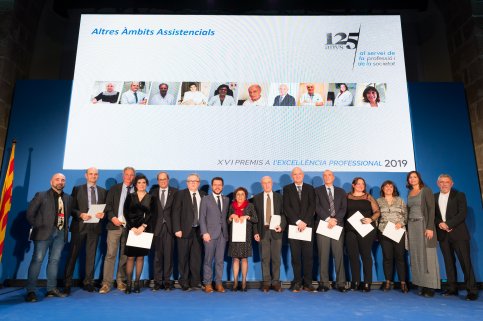 Foto de grup de premiats en Altres Àmbits Assistencials, amb Jordi Amblàs premiat en la categoria d'Atenció Sociosanitària