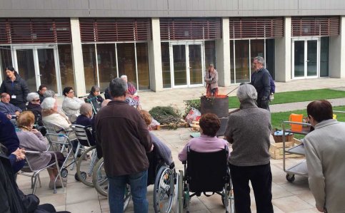 Voluntaris torrant les castanyes a El Nadal