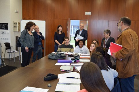 La presidenta del Patronat de la FHSC, Anna Erra, i altres representants d'El Nadal i de l'Escorial visiten una classe d'alumnes del nou cicle formatiu