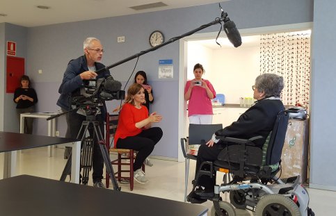 Moment de l'enregistrament del reportatge amb la resident Antonieta Gumbau