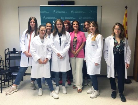 La referent de Docència al centre, la Dra. Anna Albó, amb les estudiants de Medicina