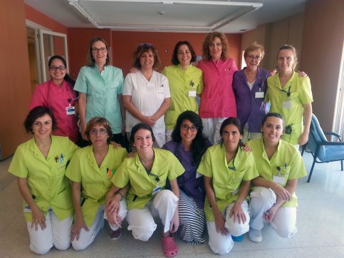 Una representació de l'equip de professionals de l'HUSC, dijous, amb els seus uniformes de treball