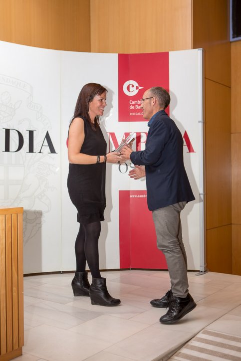 El Dr. Jordi Roca, dijous, recollint el guardó de la mà de la presidenta de la delegació d'Osona de la Cambra de Comerç, Montse Braut.