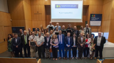 Foto de família amb els representants dels projectes guardonats