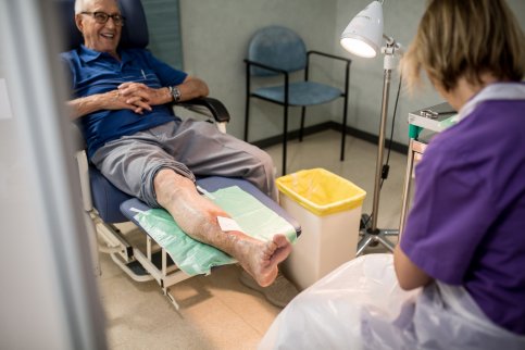 Un pacient a la Unitat Clínica de Ferides de l'Hospital Universitari de la Santa Creu