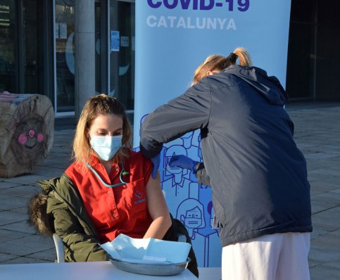 L'auxiliar Mercè Pardo, d'El Nadal, ha estat la primera persona en rebre la vacuna contra la COVID-19 a Osona